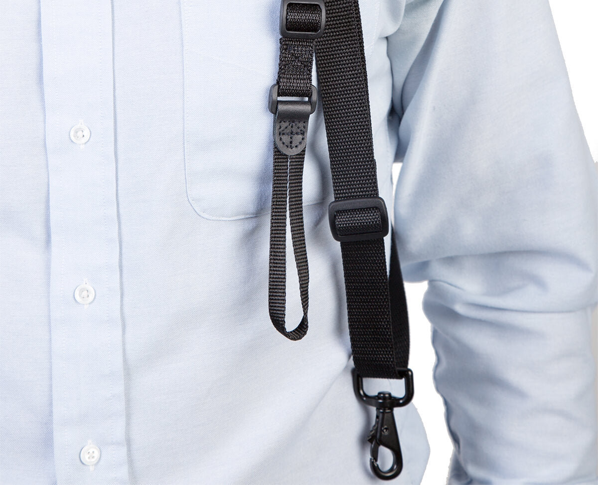 The upper support strap can be connected to either the right or left side of the harness