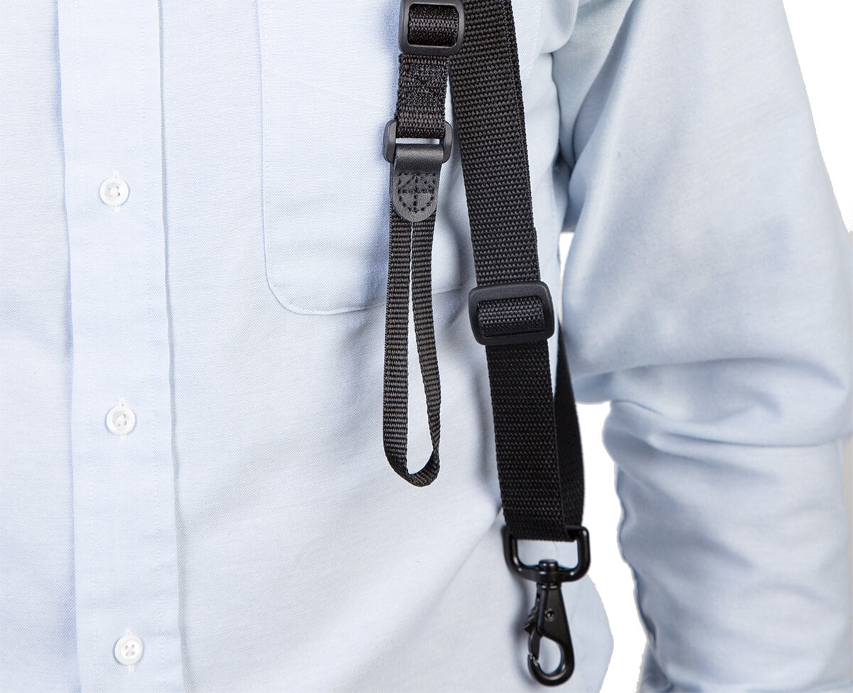 The upper support strap can be connected to either the right or left side of the harness 